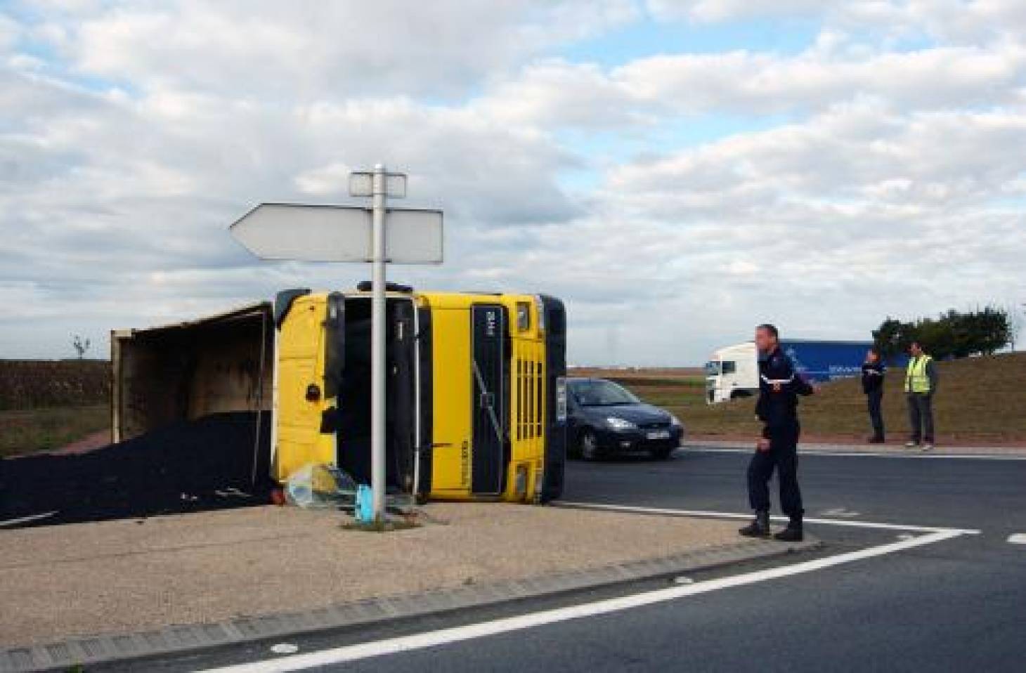 Un camion de goudron se couche à Jaunay-Clan