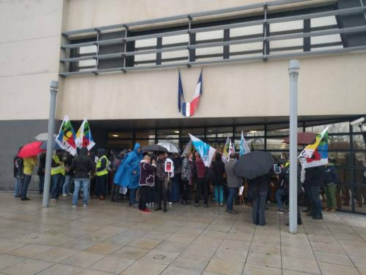 Les agents du Cned défient leur directeur général 