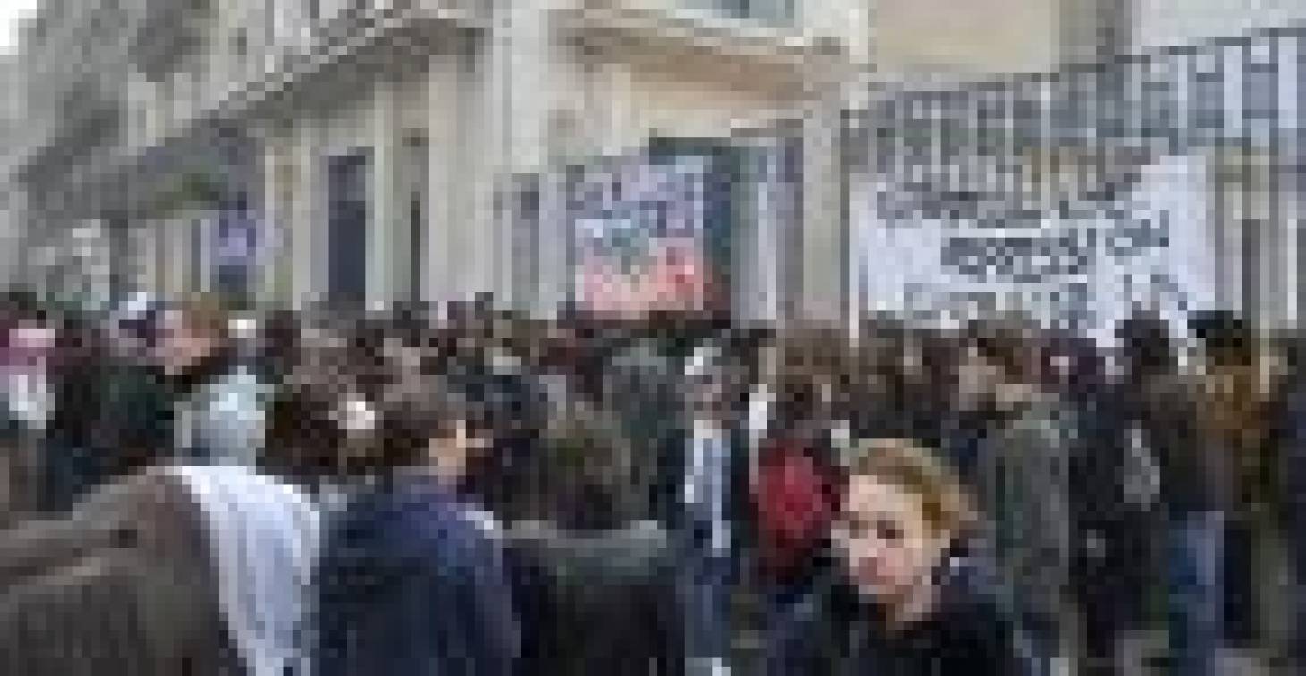 300 jeunes dans la rue