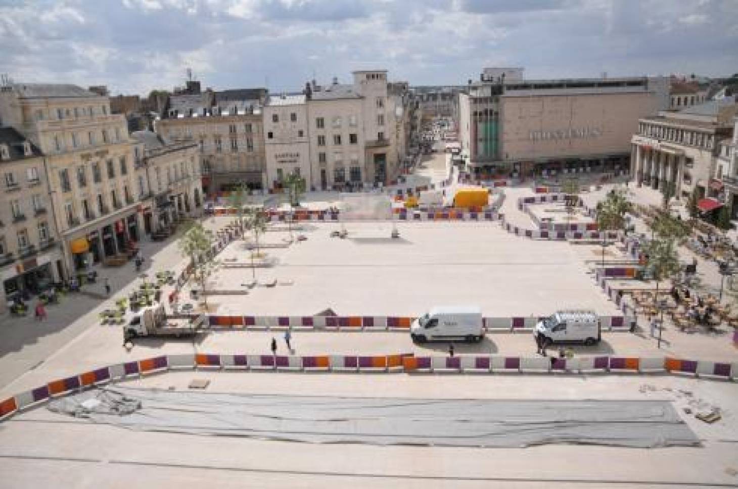 Sous les pavés, la place...