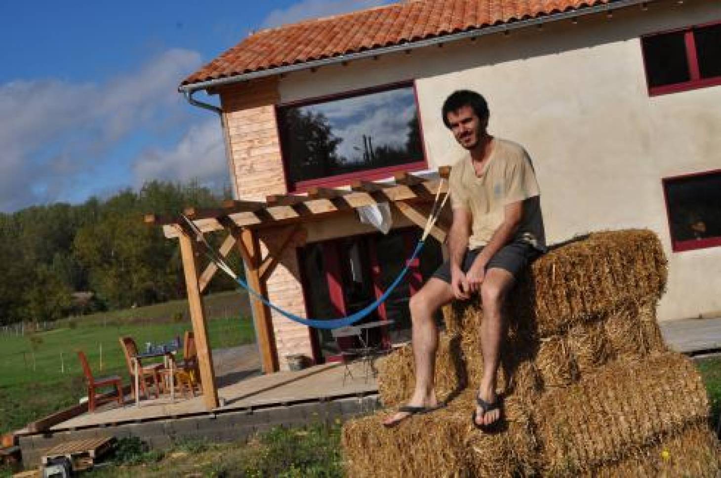 Sa maison paille à plusieurs mains