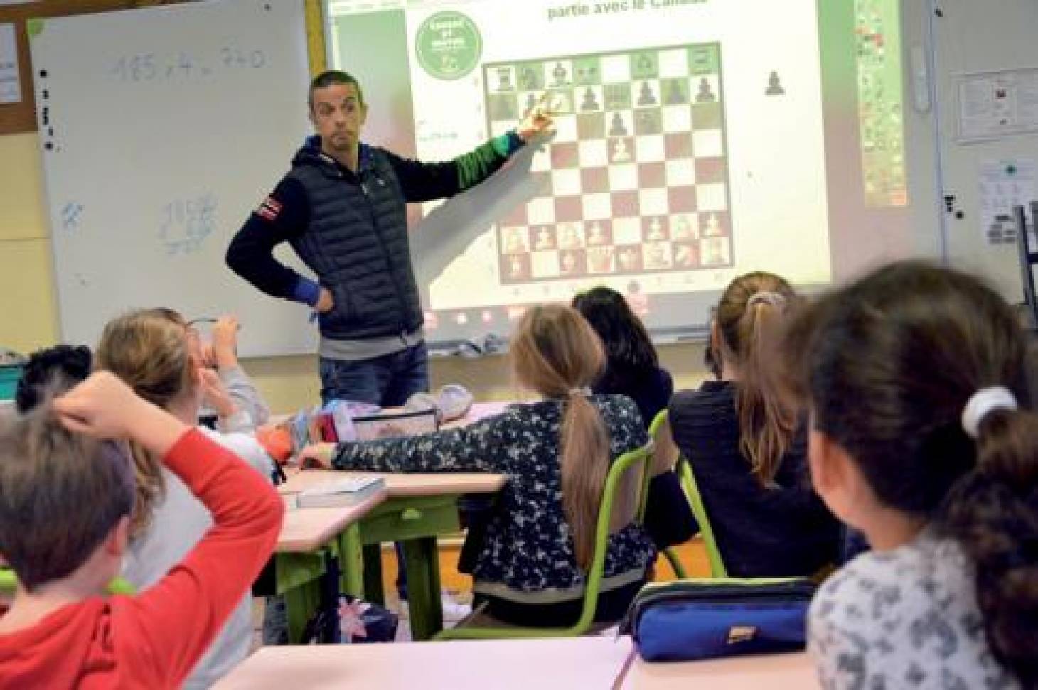 Ils jouent aux échecs et apprennent les maths