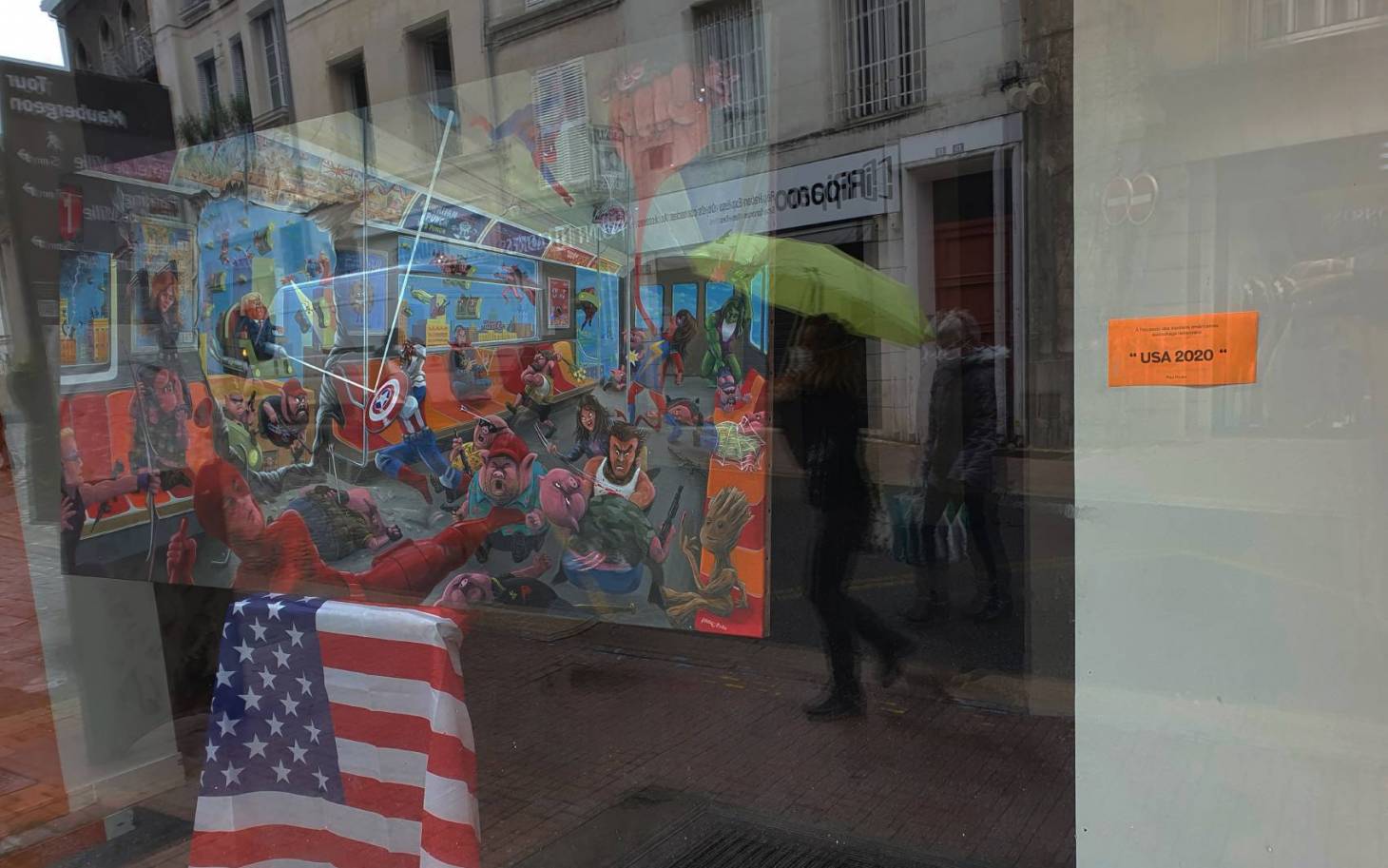 Trump vs les super-héros en vitrine à Poitiers