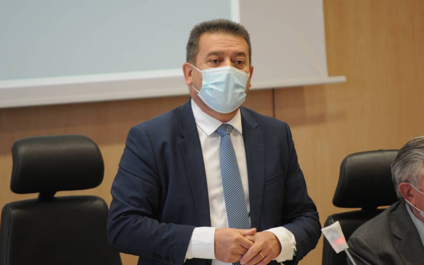 Département : Alain Pichon dans le costume de président