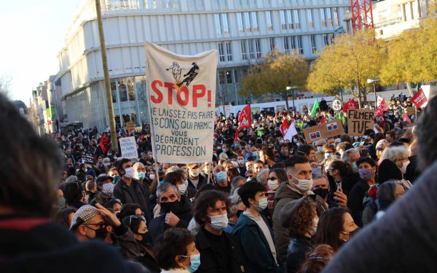 A Poitiers, près de 2 000 personnes contre les violences policières et la « loi sécurité globale »