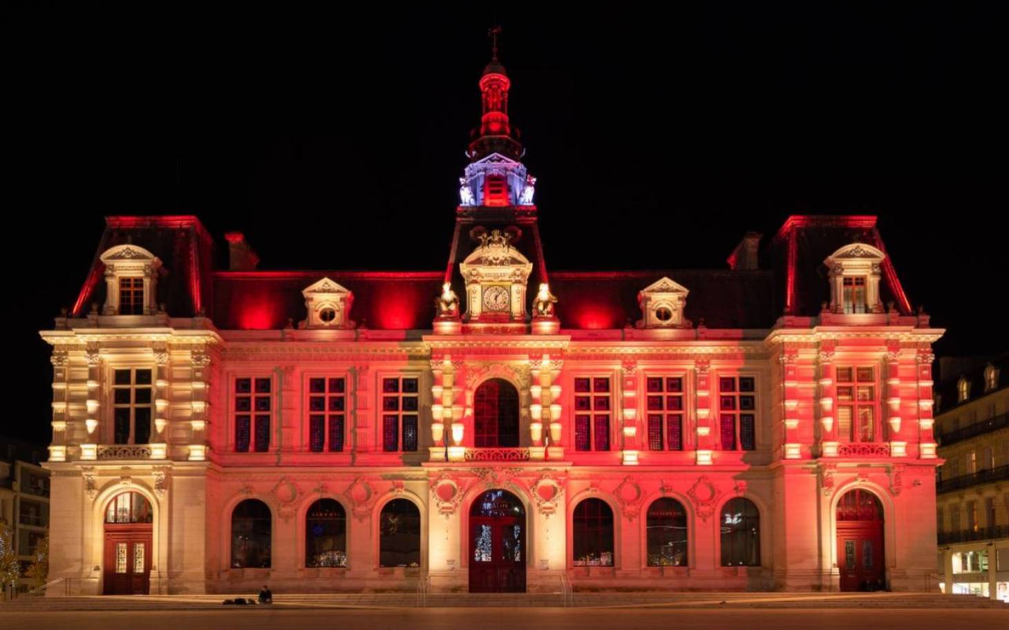 La mairie de Poitiers éclairée en rouge pour alerter sur l'urgence climatique