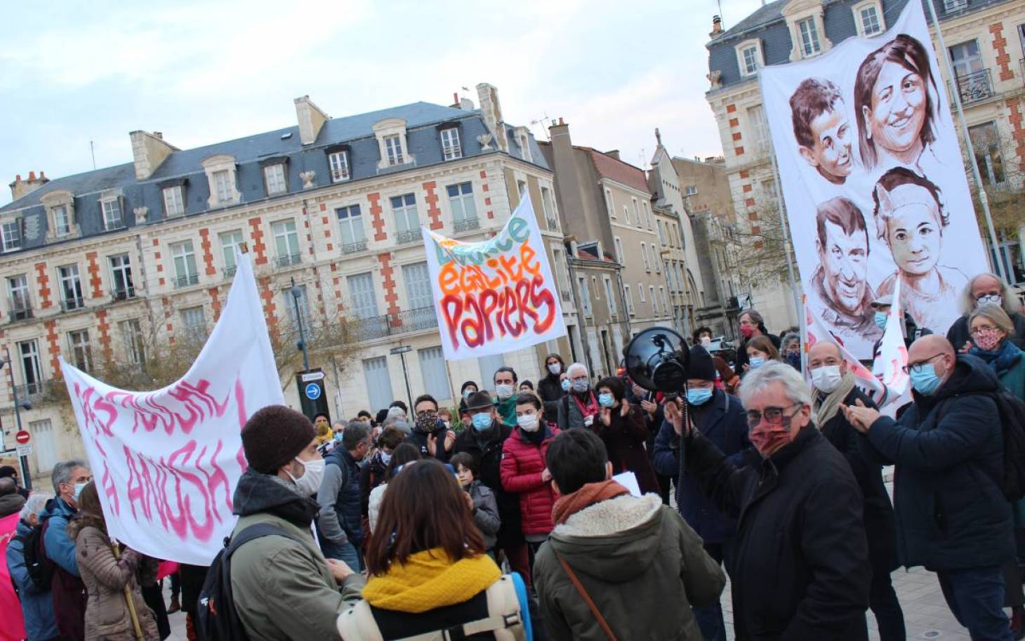 A Poitiers, des habitants mobilisés contre l'expulsion d'une famille arménienne