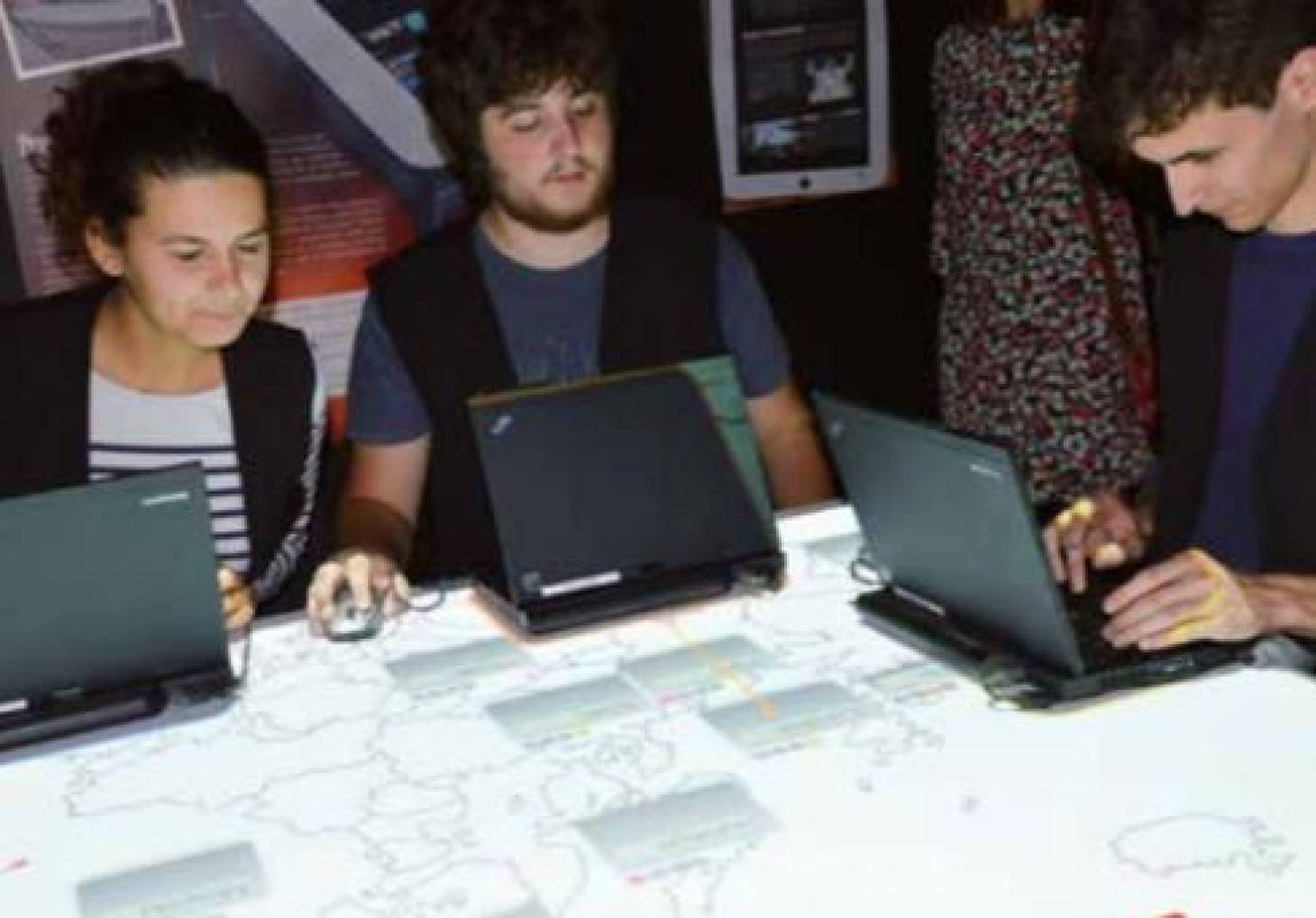 Les étudiants se mettent à table 