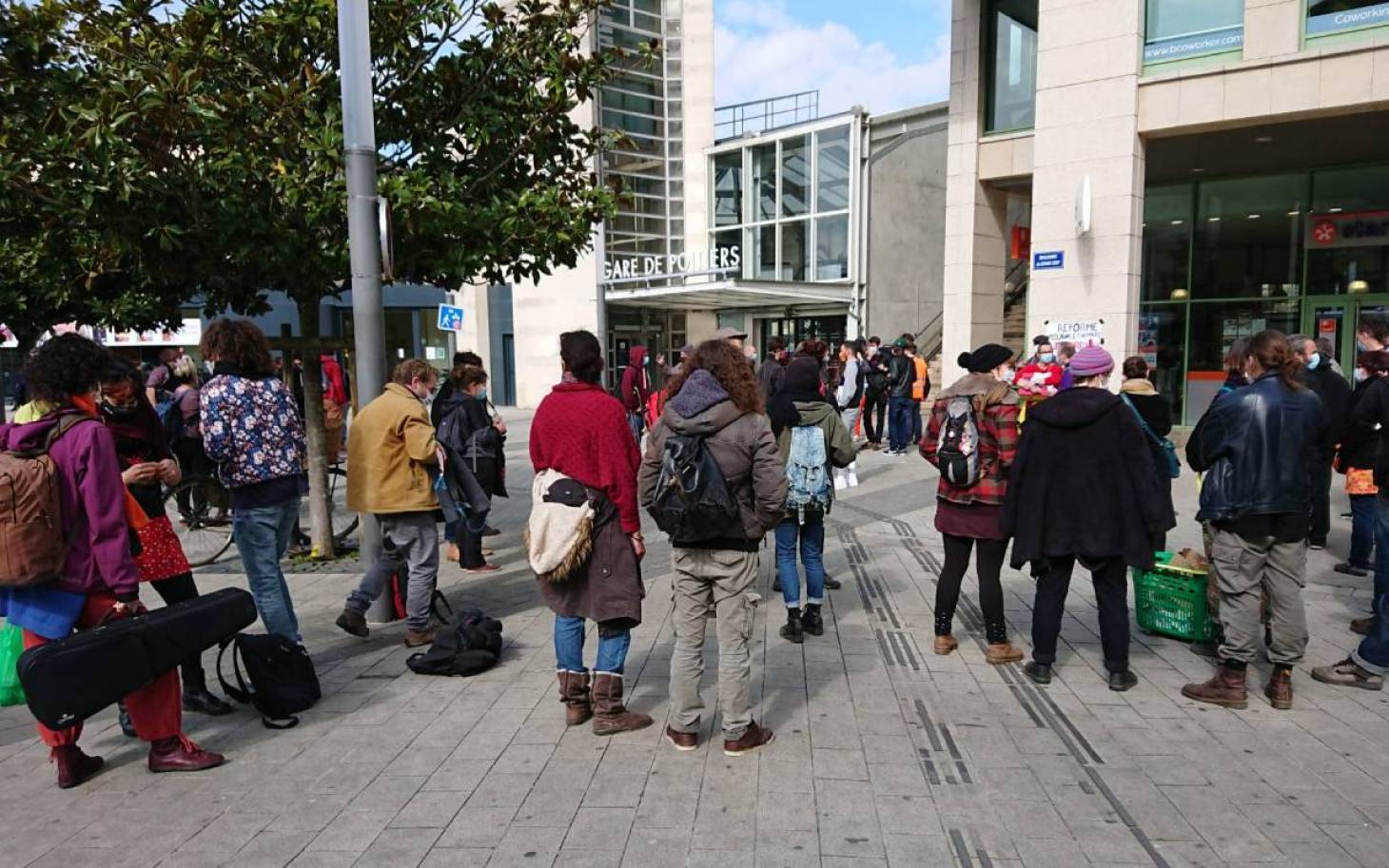 Premier vendredi de la colère devant le Pôle emploi de la gare de Poitiers
