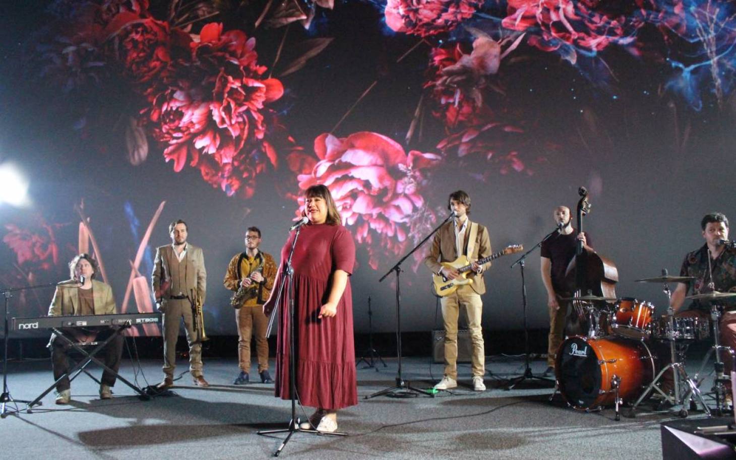Audrey Joumas tourne un clip au Futuroscope
