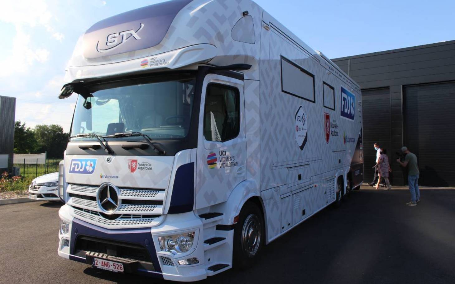 La FDJ Nouvelle-Aquitaine Futuroscope a son bus d'équipe