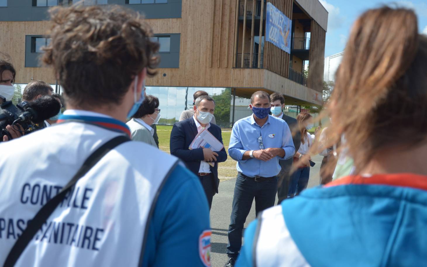 Le pass sanitaire est un "sésame" pour Adrien Taquet en visite au Futuroscope