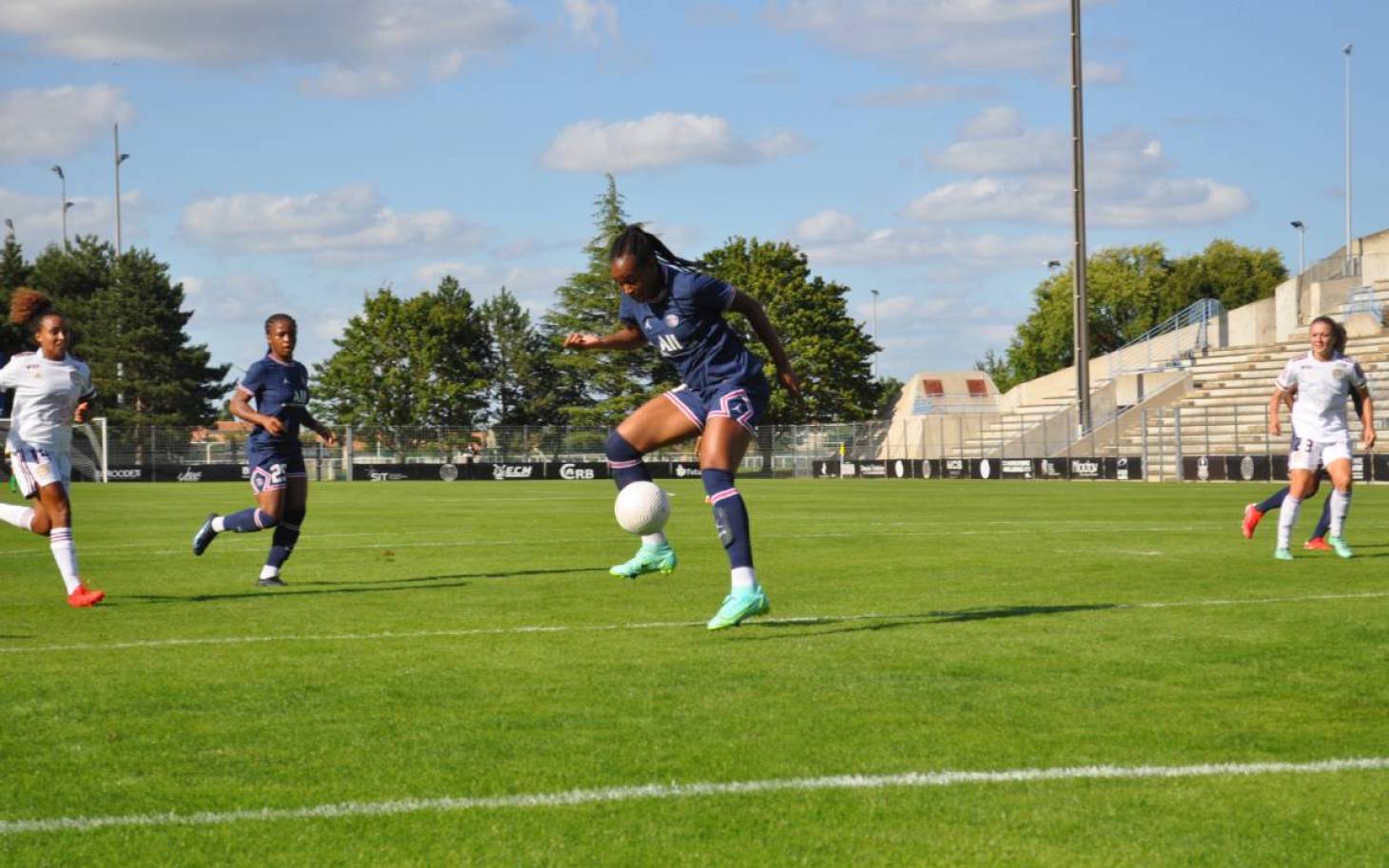 Football - Les équipes féminines du PSG et de Bordeaux se testent à Poitiers