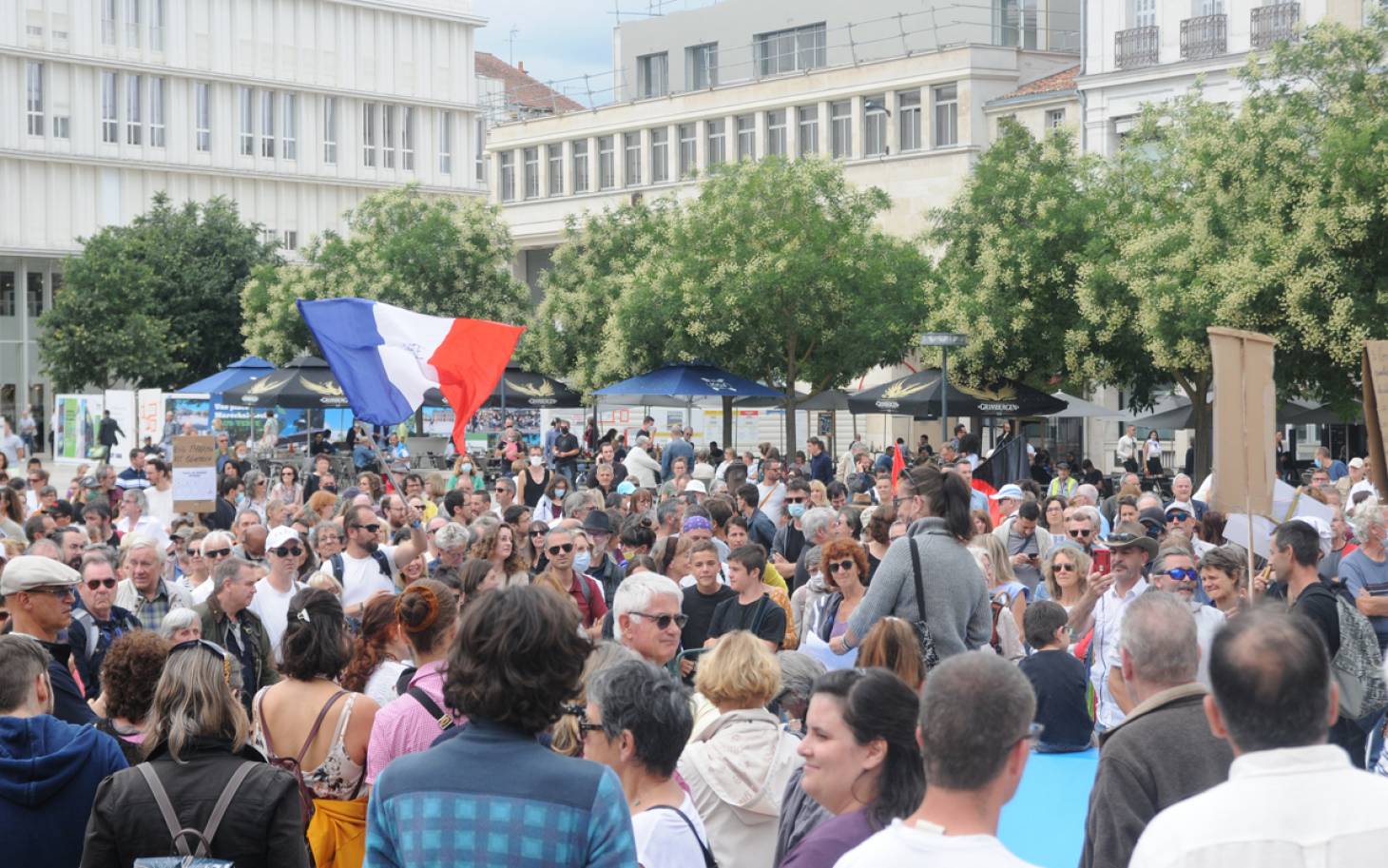 Poitiers - Près de 1 000 personnes manifestent contre le pass sanitaire