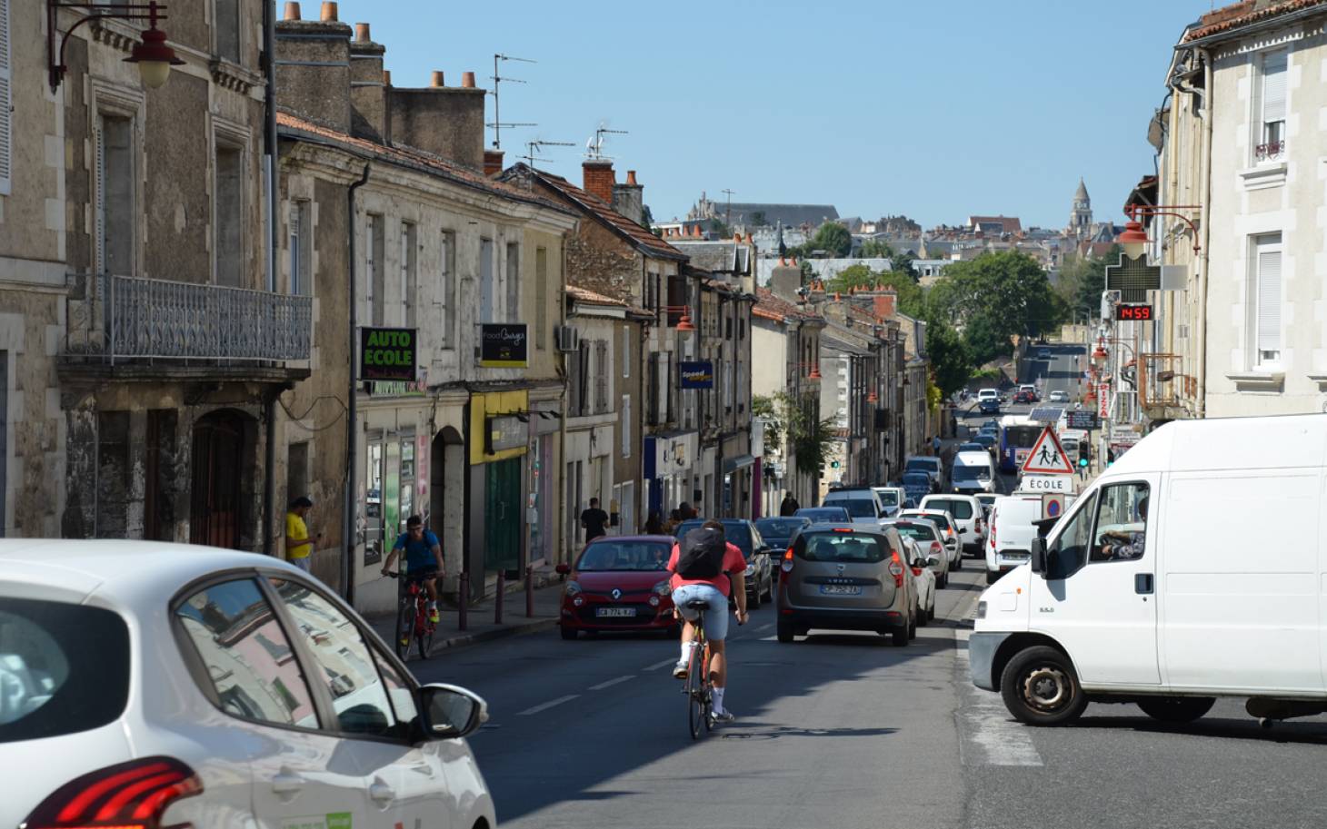Poitiers - Le Pont-Neuf à l’heure du partage