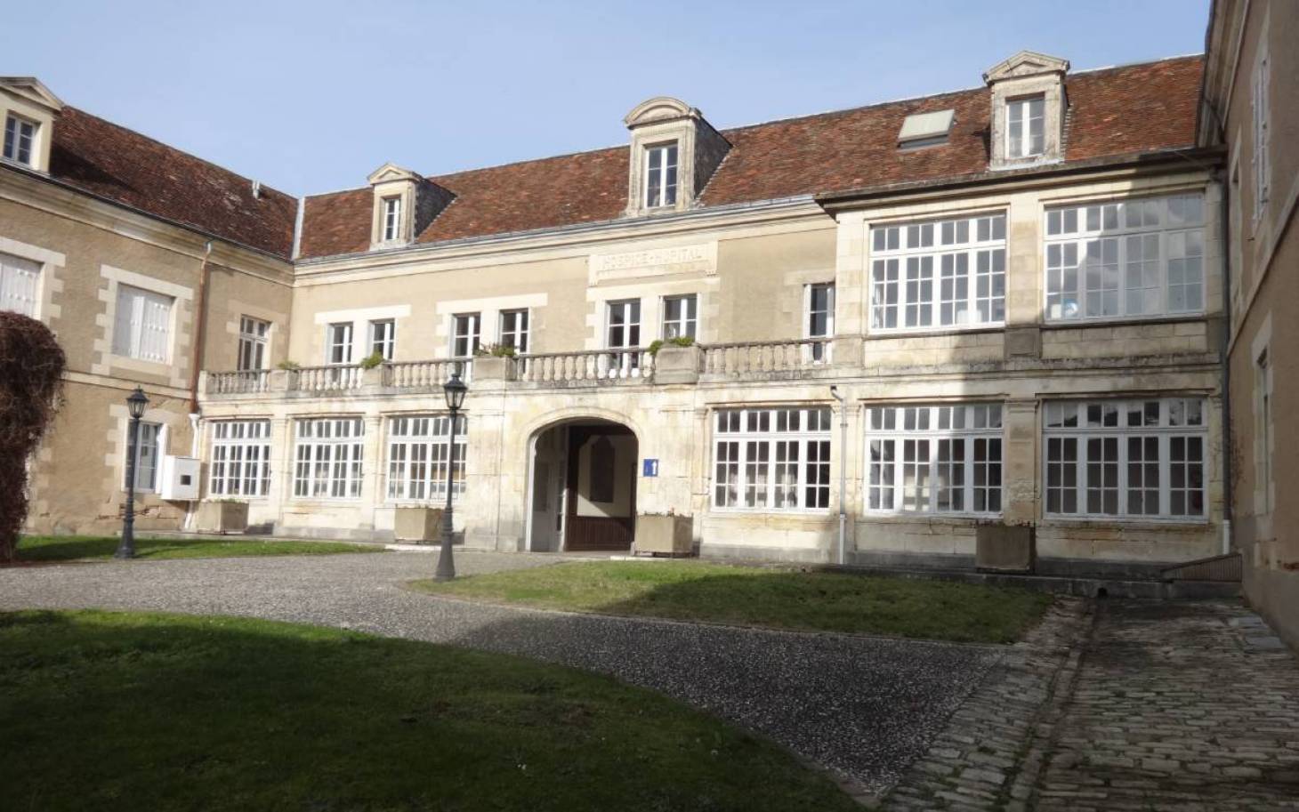 Montmorillon - La communauté de communes préempte le cloître de l'hôpital