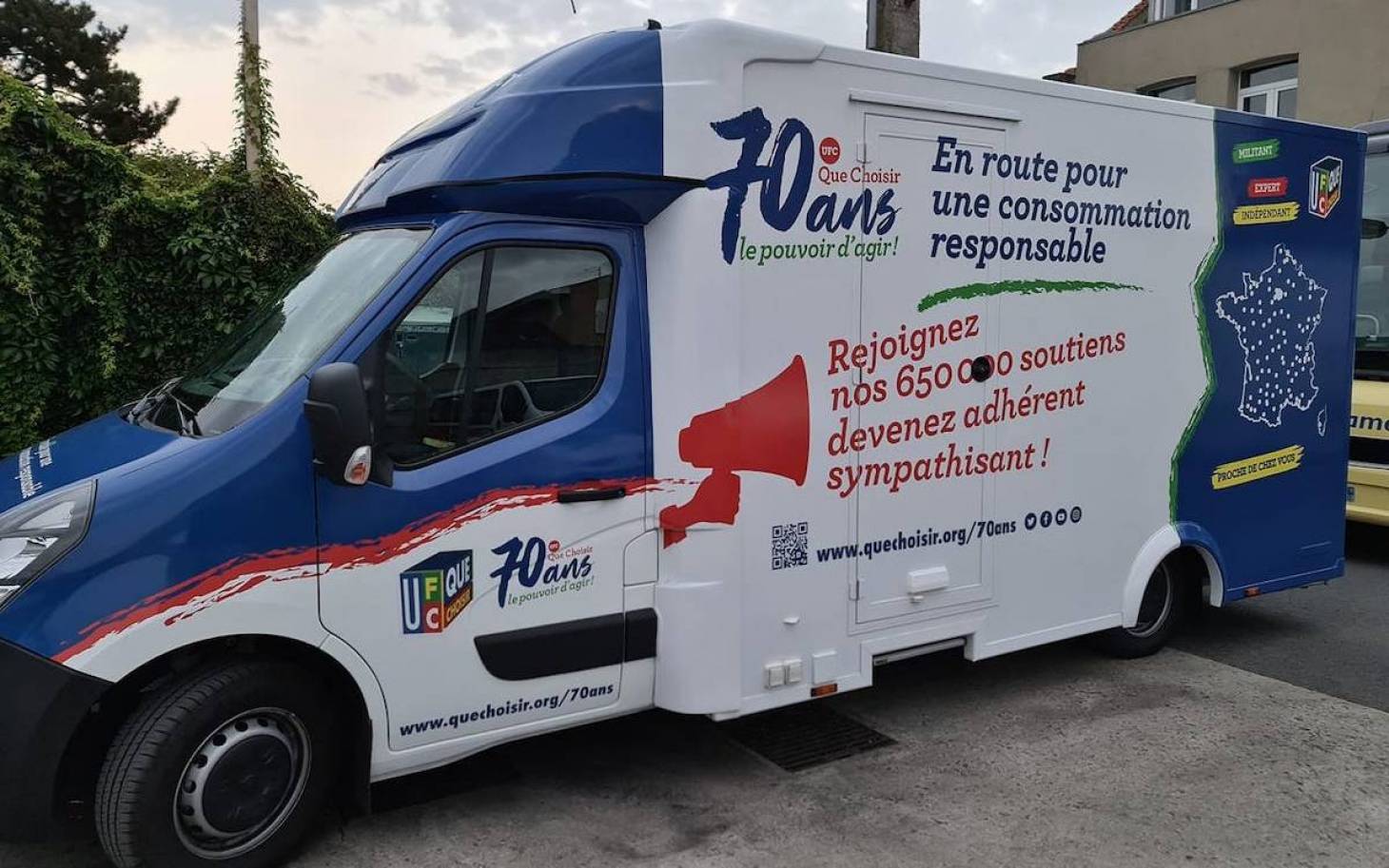 Poitiers - Le van des 70 ans d’UFC-Que choisir s’arrête aux Couronneries