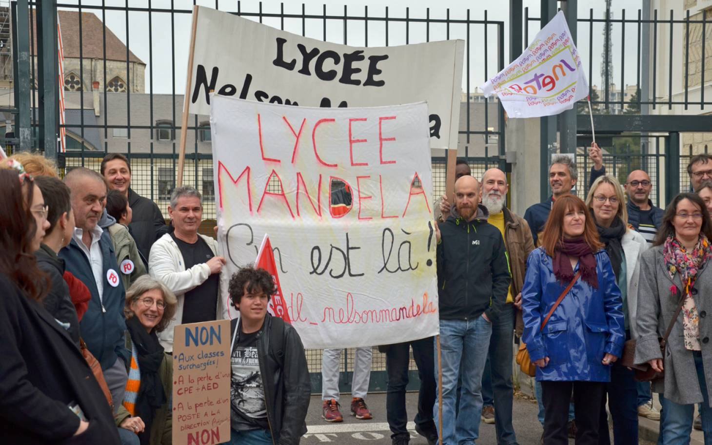 "Rendez-nous nos heures !" Le personnel du lycée Mandela manifestait ce matin devant le rectorat
