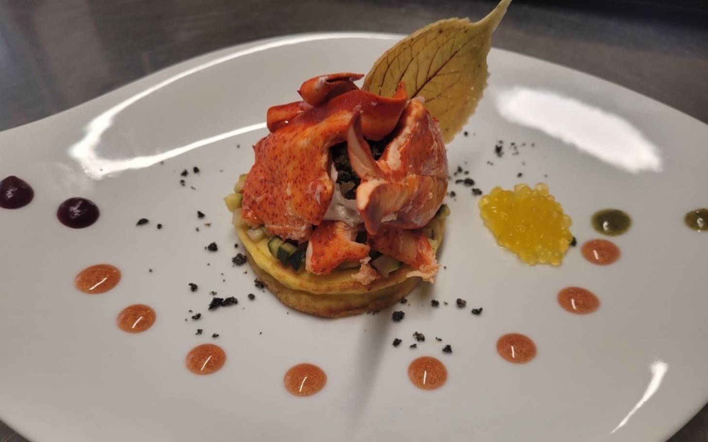 Emincé de homard, mousse d’émulsion  au citron sur son blinis  de pommes de terre