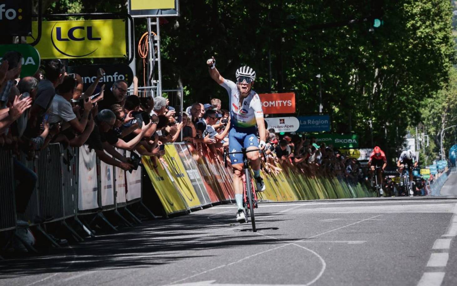 Cyclisme - Le Poitevin Valentin Ferron remporte la 6e étape du Dauphiné