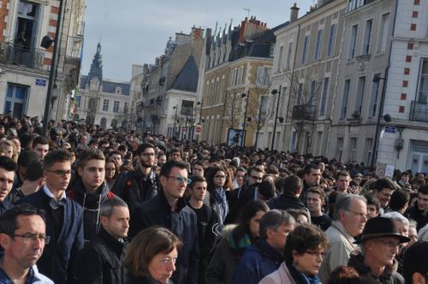 Vibrant hommage devant la préfecture