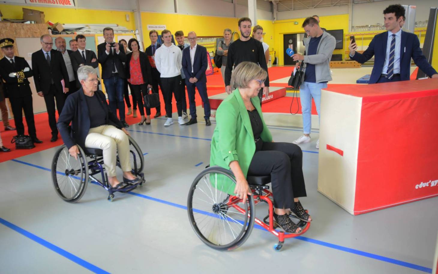 Deux ministres dans un fauteuil