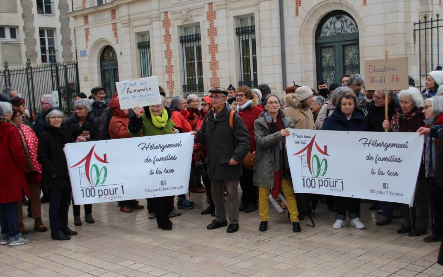Rassemblement de soutien à Roland Aliu devant la préfecture de la Vienne