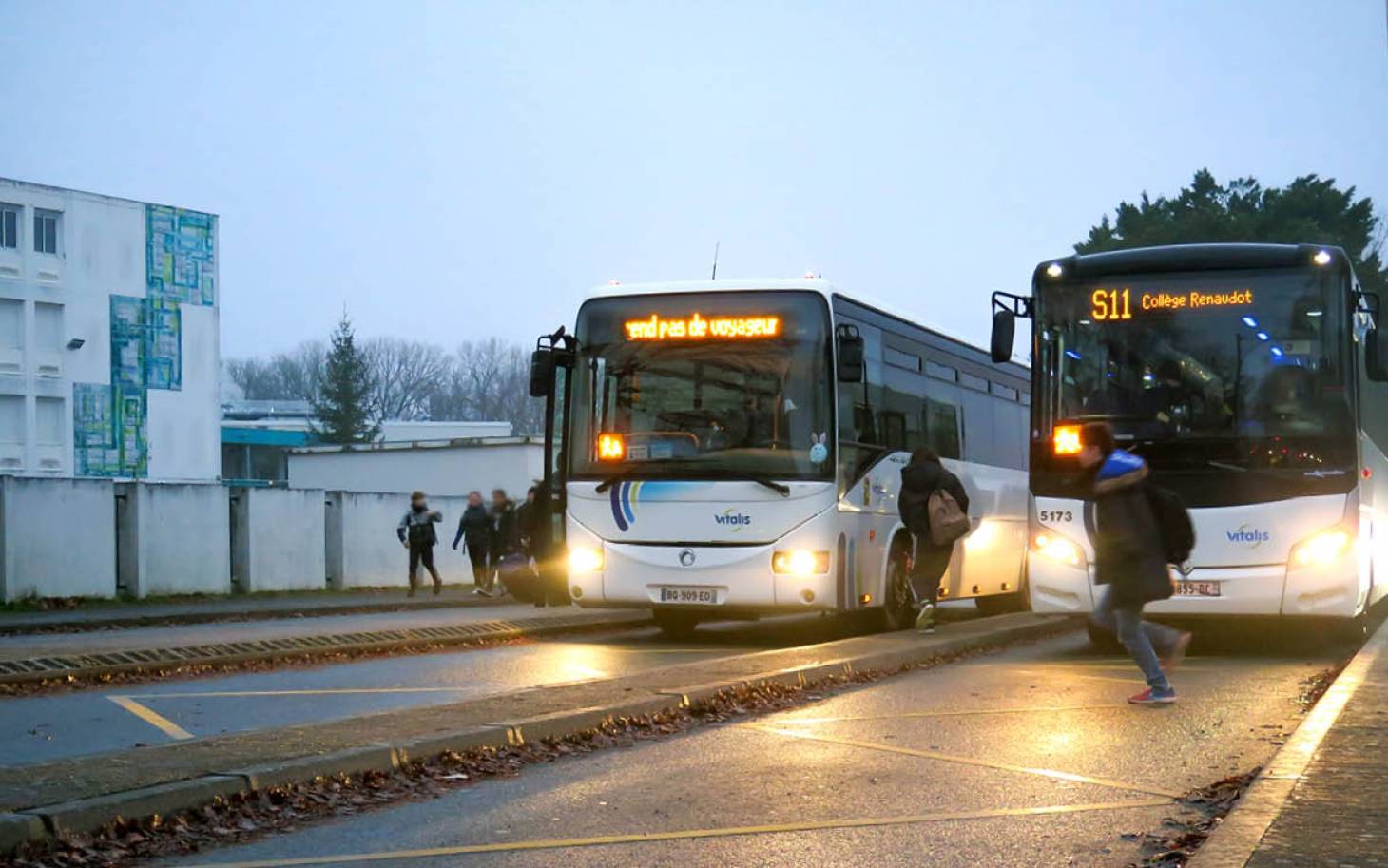 Des cars scolaires  par intermittence