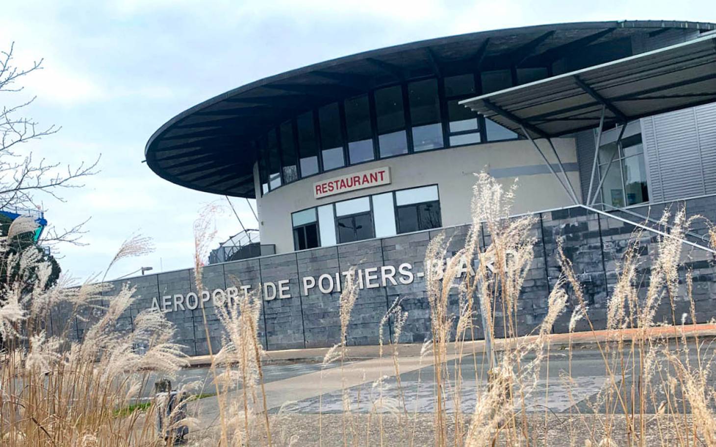 L’aéroport sur une ligne de crête