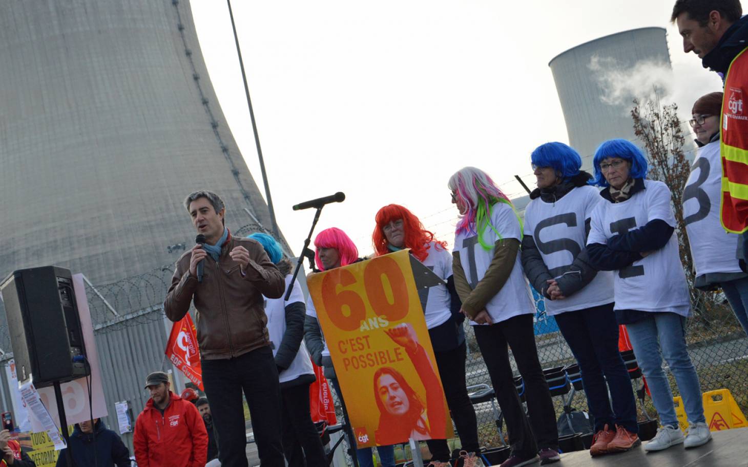 Le député François Ruffin (LFI) au soutien des femmes de ménage de la centrale nucléaire en grève
