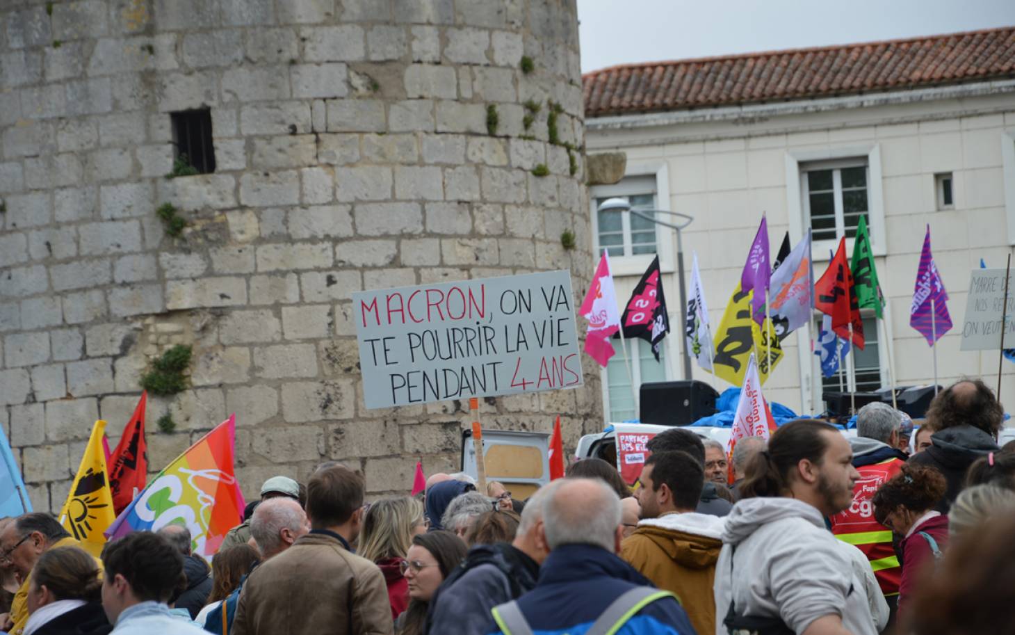 Plusieurs milliers de personnes défilent à Poitiers pour le 1er mai