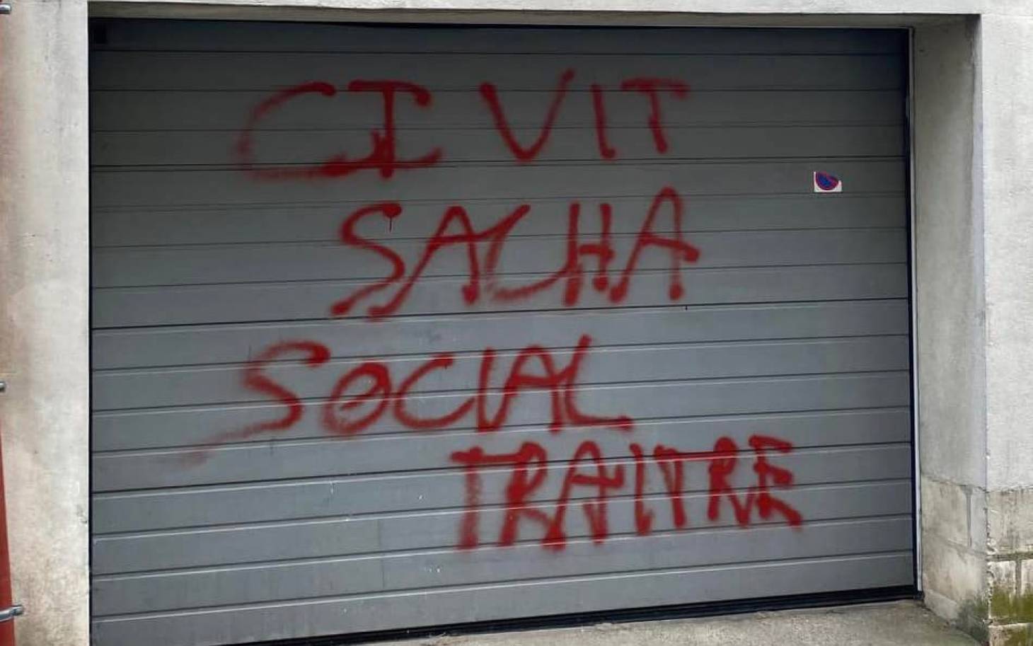 Nouveau tag devant le domicile de Sacha Houlié