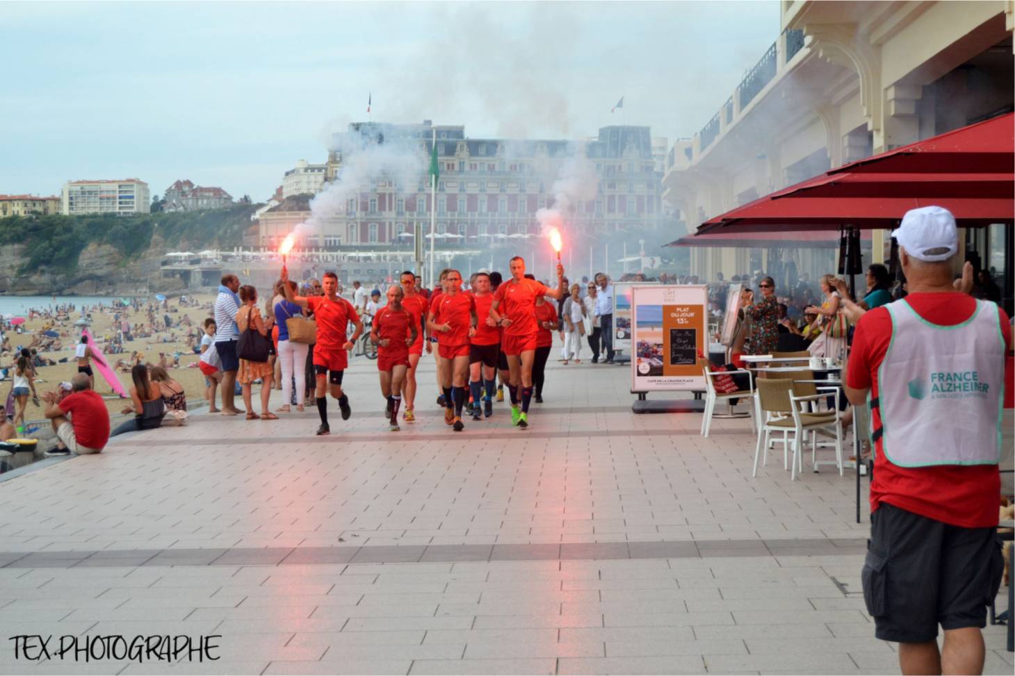 Six pompiers courent  pour Alzheimer