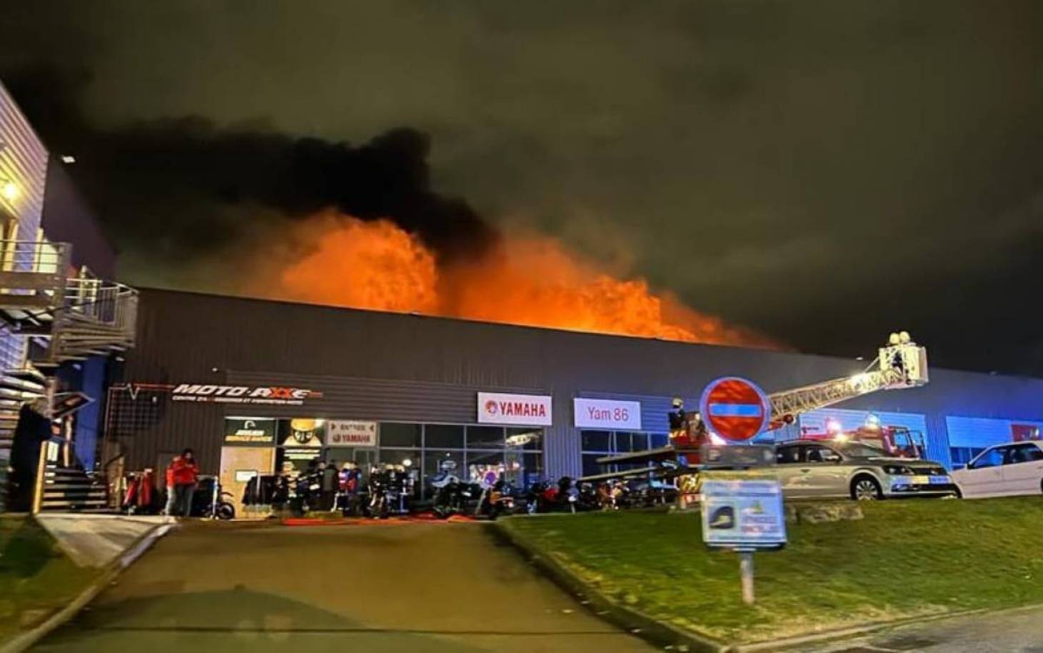 Poitiers - Important incendie dans un magasin proche de l'aéroport
