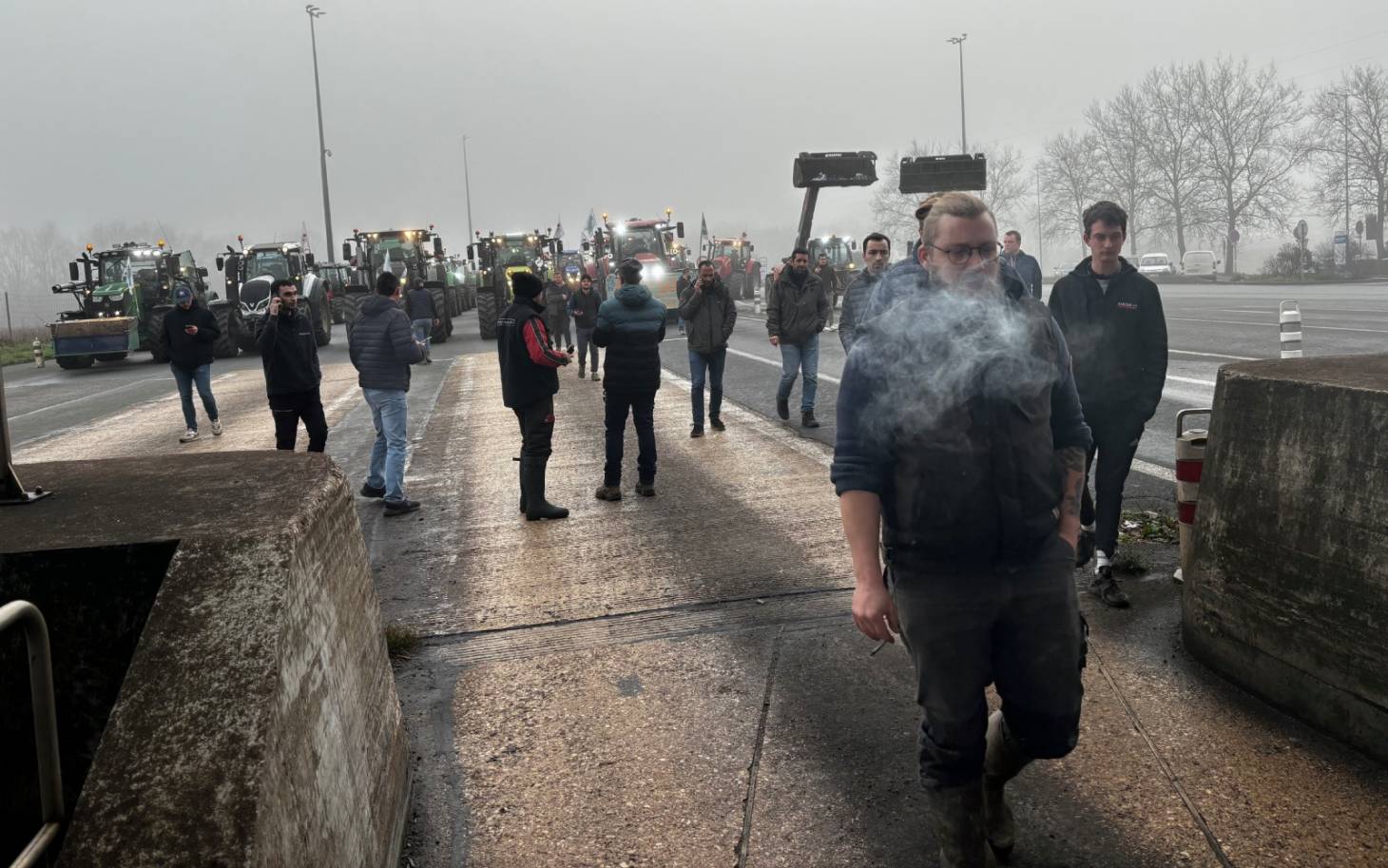 L'A10 bloquée par les agriculteurs à Poitiers