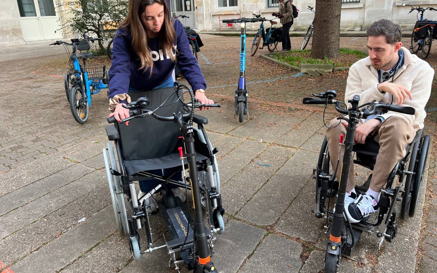 Une trottinette et un tricycle pour les personnes à mobilité réduite
