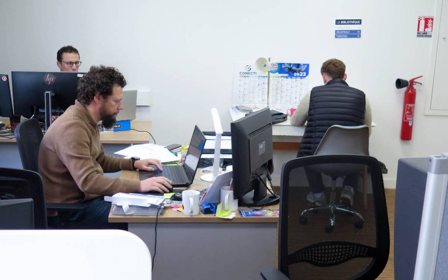 Ensemble chacun dans son bureau