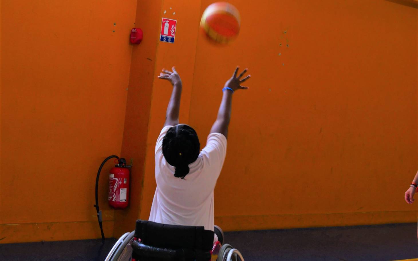 Les enfants des quartiers s’initient au basket fauteuil