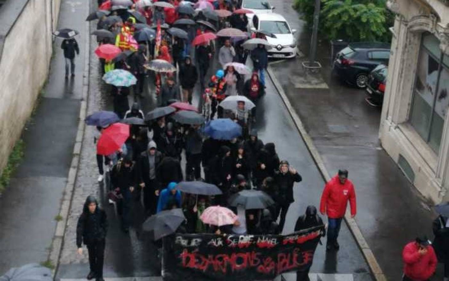 Poitiers - Plus de 400 personnes manifestent malgré la pluie