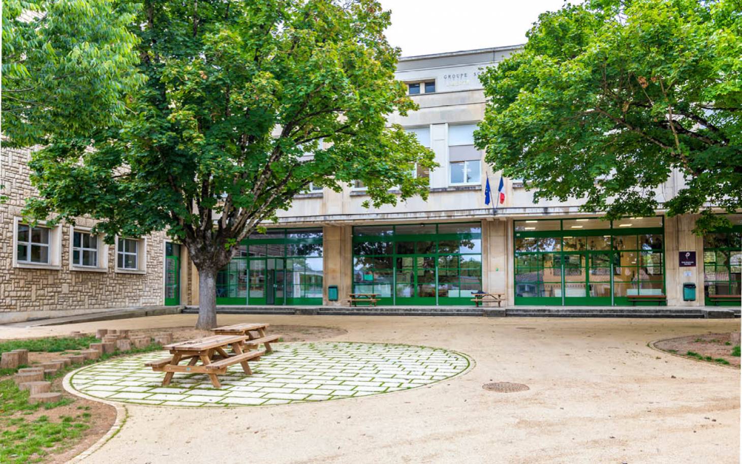La cour végétalisée prend racine