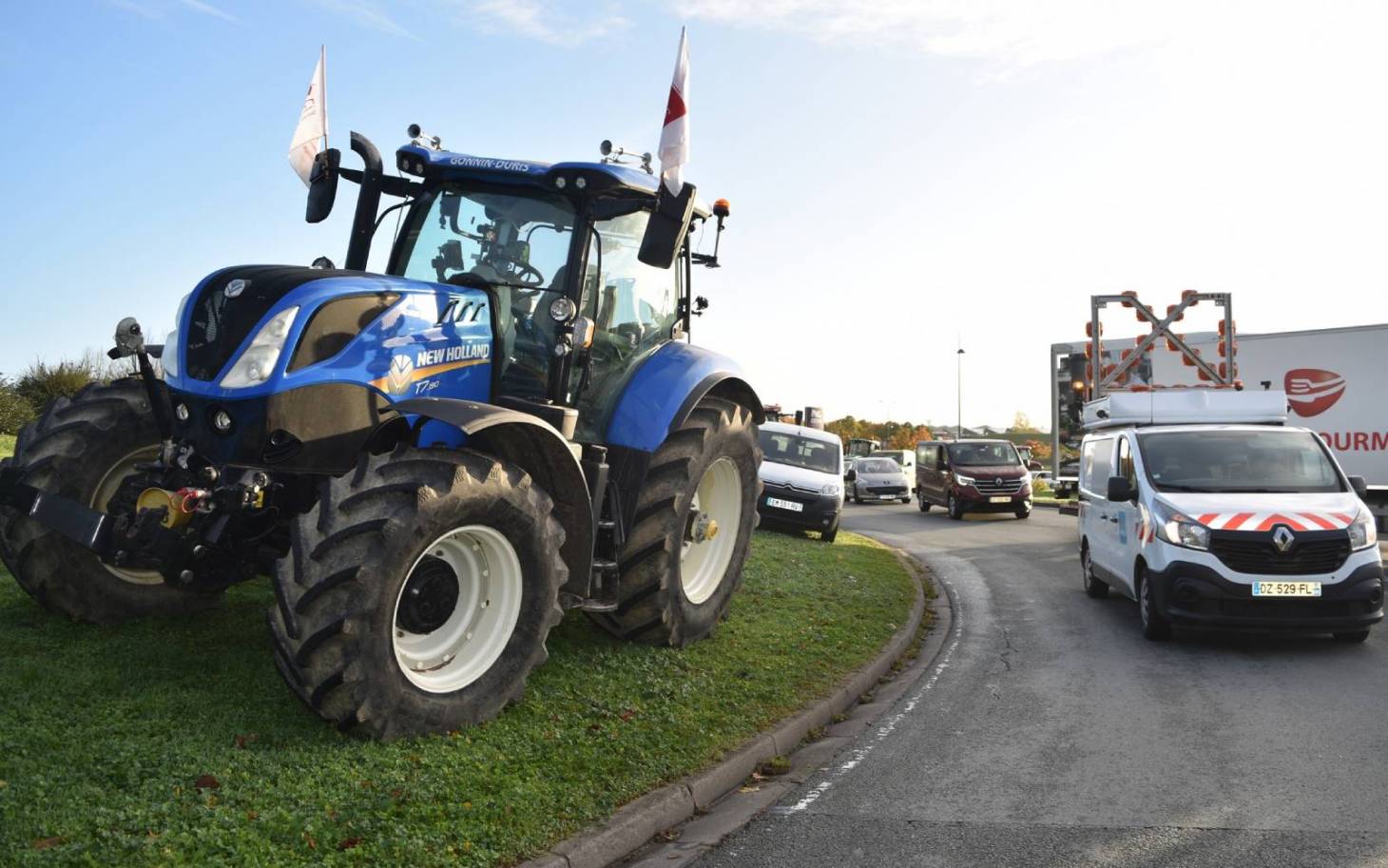 Anti et pro-bassines dans les rues de Poitiers vendredi