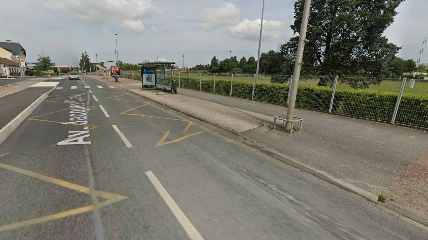 Poitiers : percutée par une voiture en trottinette, une jeune femme succombe à ses blessures