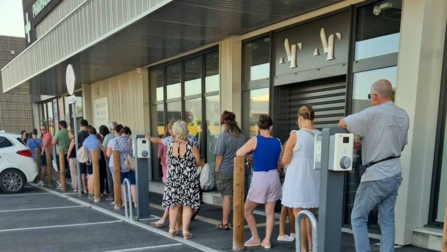 « C’est un véritable raz-de-marée » : les pharmacies face à la ruée des lunettes d’éclipse