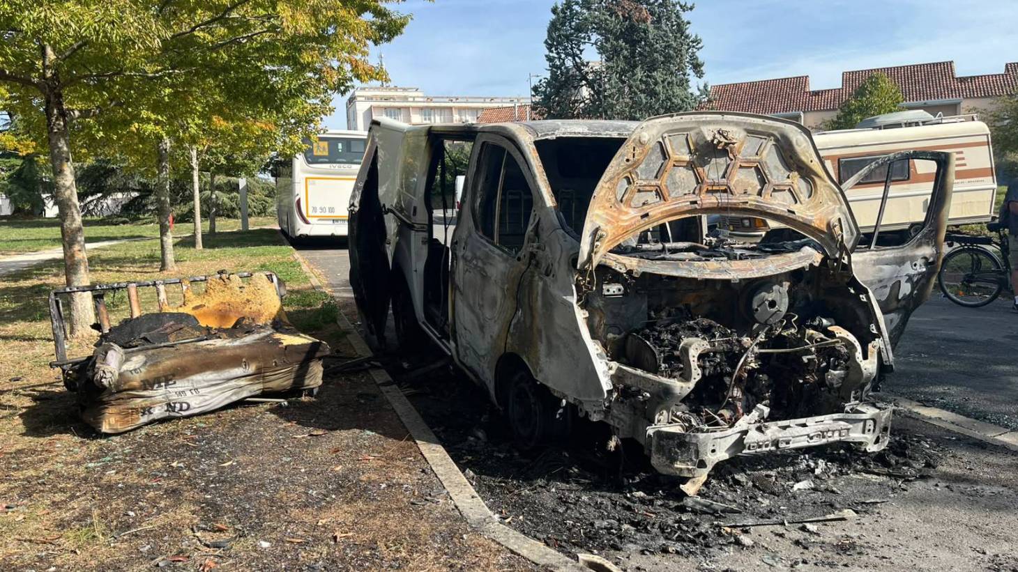 Un homme blessé par balle à Beaulieu et un véhicule incendié aux Trois-Cités dans la nuit à Poitiers