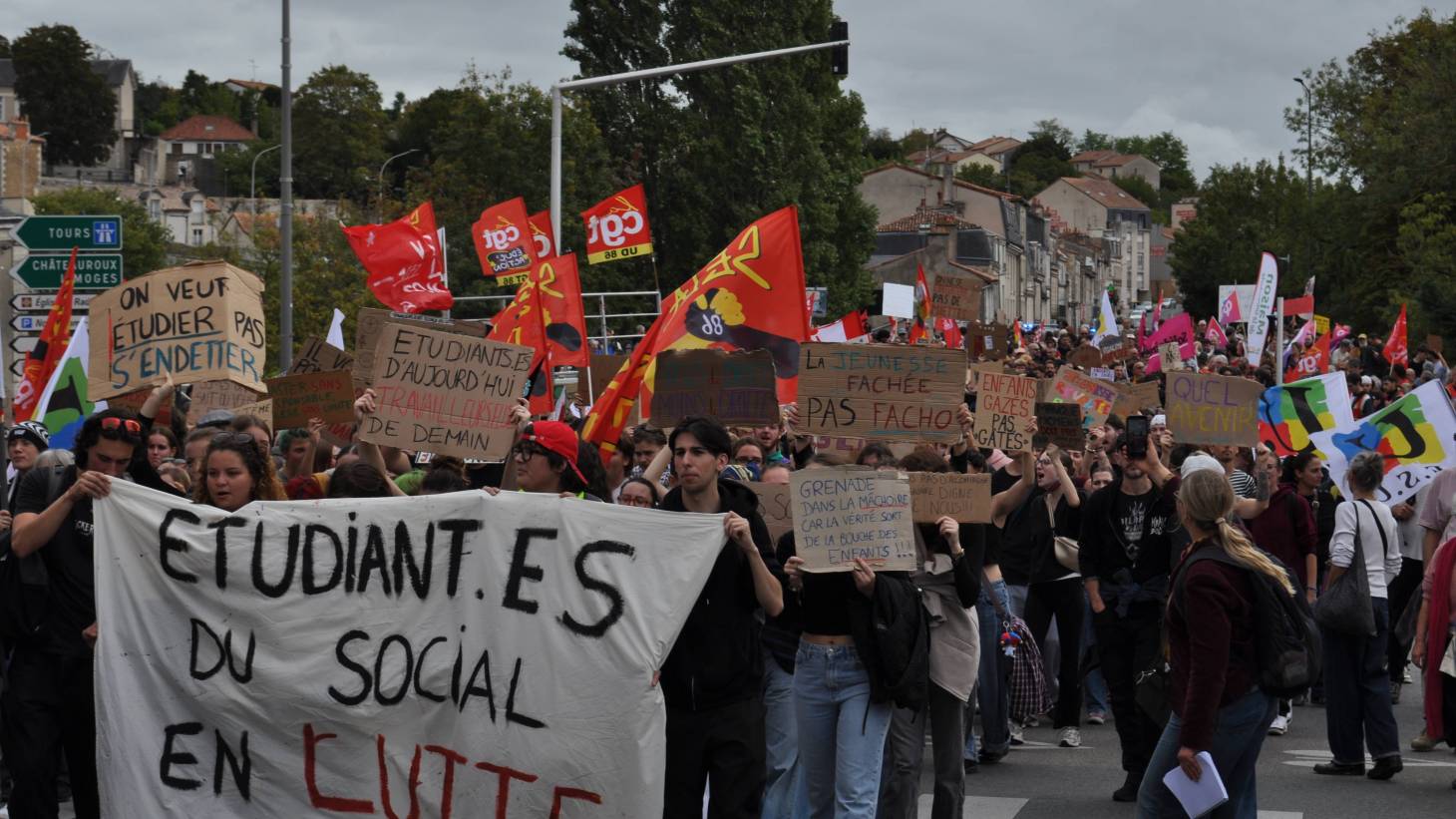 Les étudiants prennent le relais des lycéens à Poitiers