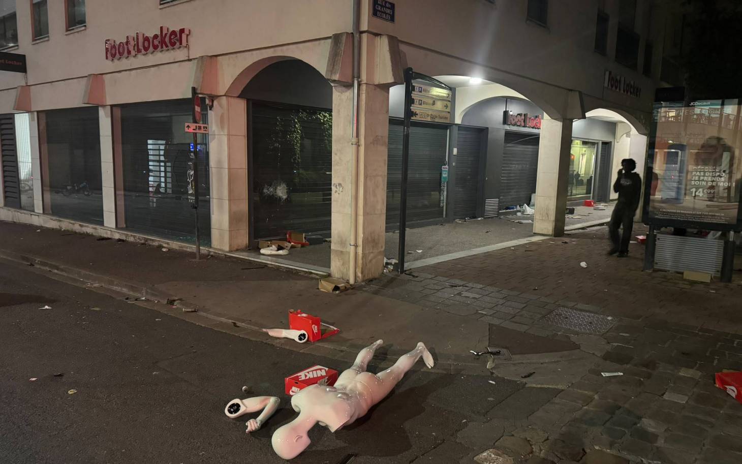 Plus de 6 000 personnes dans la Vienne, des magasins pillés à Poitiers