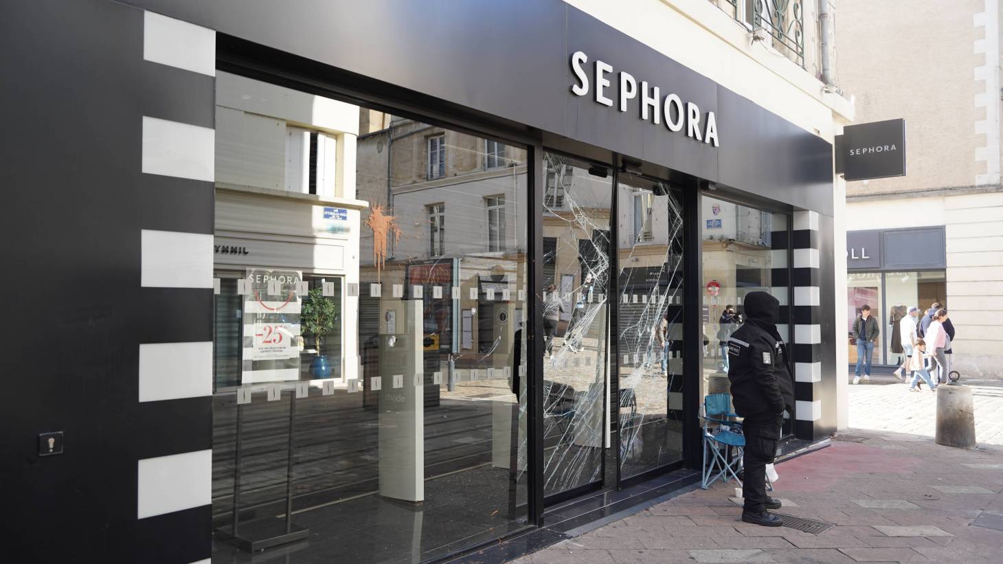 Au lendemain des dégradations inédites à Poitiers, le bilan est lourd