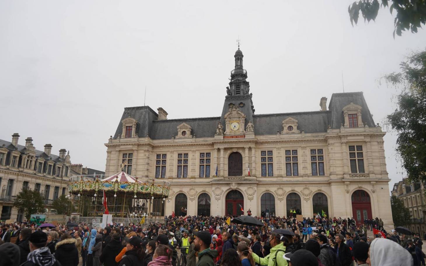 Jeune homme blessé pendant la manifestation : la Ville au soutien