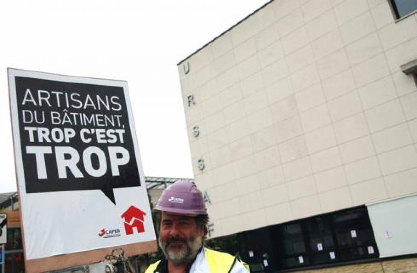 Les artisans du bâtiment bloquent les entrées de Poitiers