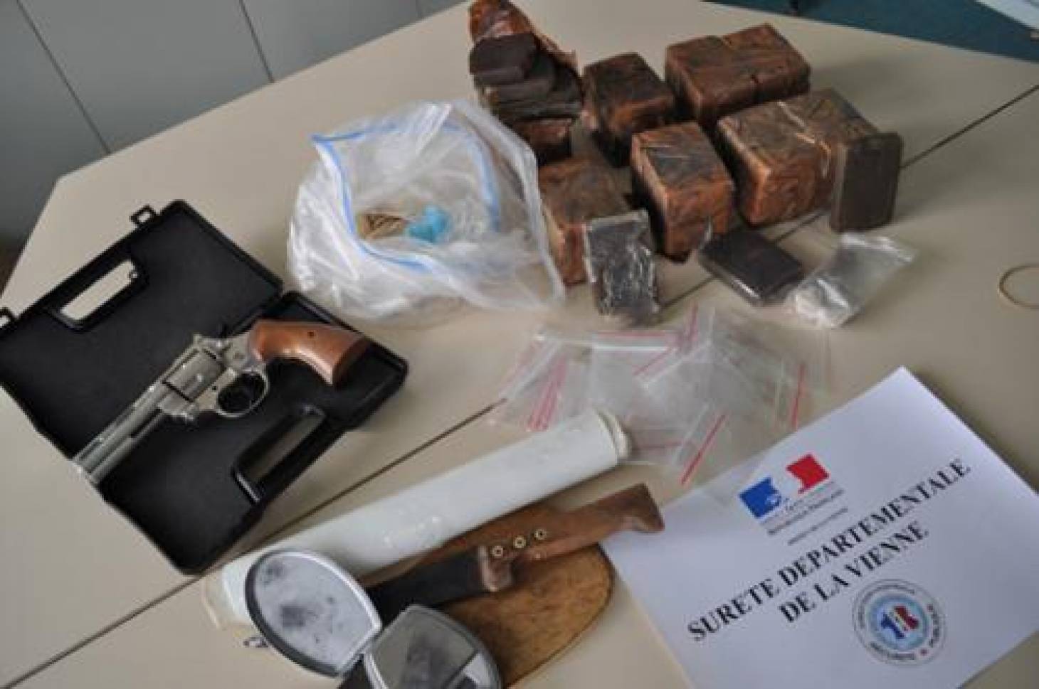 La police saisit 4,765 kg de shit et 298 g d'héroïne 